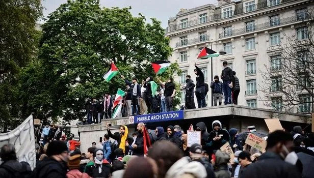 İşgalci İsrail’i Londra sokaklarında binlerce kişi protesto ediyor