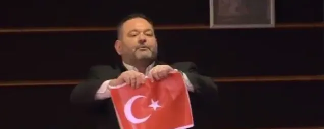 APde Türkiye karşıtı skandal provokasyon! Irkçı Yunan vekil Ioannis Lagos Türk bayrağını yırttı