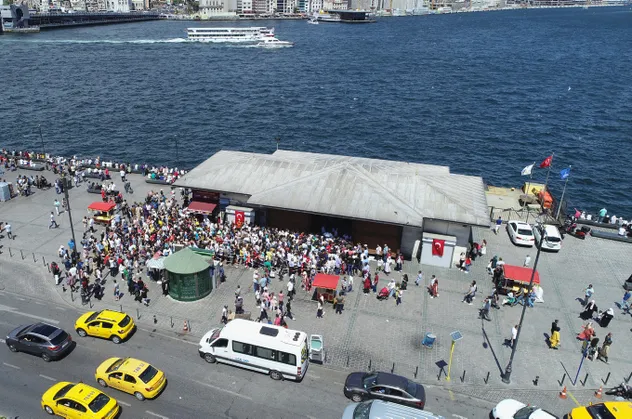 İstanbullular Kurban Bayramı'nda Adalar İskelesi'ne akın etti