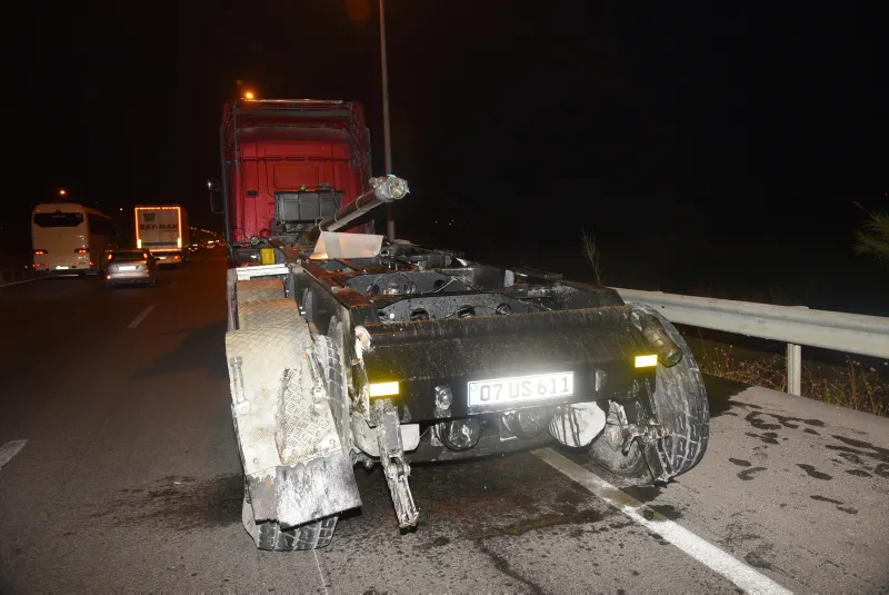 TIR'ın açılan damperi üst geçide çarptı - 2