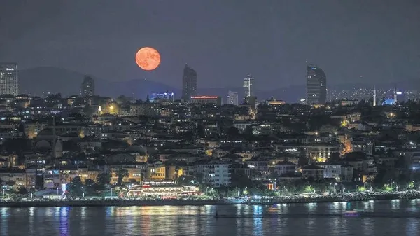 tesla-otonom-surus-ozelligi-dolunayi-trafik-isigi-zannediyor-1627338292975.jpeg Tesla otonom sürüş özelliği, dolunayı trafik ışığı zannediyor-1