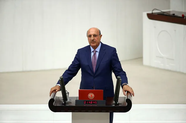 Son dakika: CHP'li İlhan Kesici'den İBB'ye "Fatih portresi" eleştirisi: "Kime ait olduğu belli değil! Böyle reklam yapılmaz"