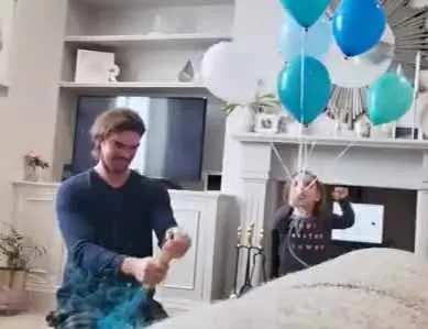 Konfeti fişeğini ters tutarak patlatınca...