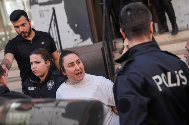 Yer: Şişli! Polislerin tahliye etmek istediği 3 kişi binayı yakmaya çalıştı!-3