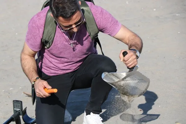 sahil-gelir-kapisi-oldu-yazin-denize-girenlerin-dusurdukleri-ziynet-esyalarini-dedektorle-ariyor-1653642612034.jpg Sahil gelir kapısı oldu! Yazın denize girenlerin düşürdükleri ziynet eşyalarını dedektörle arıyor-3