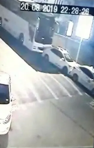 Üsküdar'da freni boşalan park halindeki otobüs üç aracı ezdi