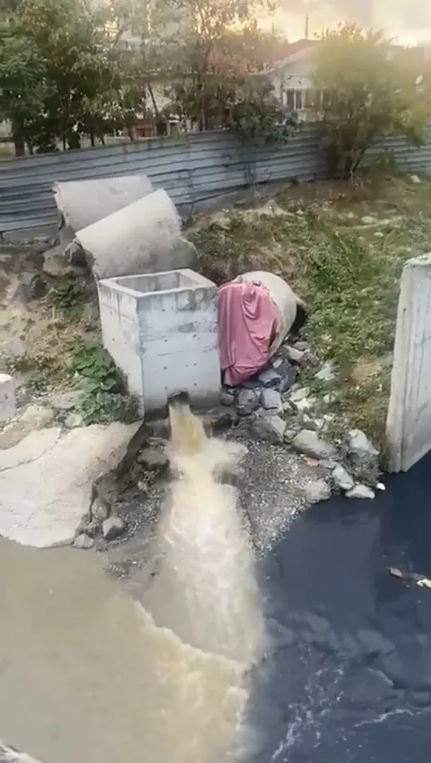 istanbul-esenyurttaki-haramidereden-etrafa-yayilan-kotu-vatandaslari-isyan-ettirdi-aritilmamis-atik-sular-tahl-1665256183356.jpg