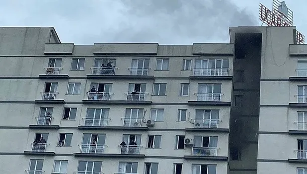 Son dakika: Esenyurt'ta 18 katlı rezidansta yangın! Mahsur kalanlar kurtarılmayı bekledi-2