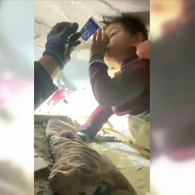 Elleriyle su içirdiler