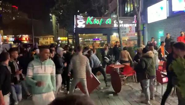 konser-savas-alanina-dondu-esenyurtta-pinhani-konserinde-yumruk-ve-tekmeler-havada-ucustu-1648628402943.jpg Konser savaş alanına döndü! Esenyurt'ta Pinhani konserinde yumruk ve tekmeler havada uçuştu-4