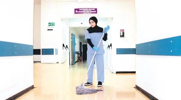 melisadan-gururlandiran-basari-temizlik-personeli-olarak-calistigi-universitenin-tip-fakultesini-kazandi-1695069317421.jpeg Melisa'dan gururlandıran başarı! Temizlik personeli olarak çalıştığı üniversitenin tıp fakültesini kazandı-3