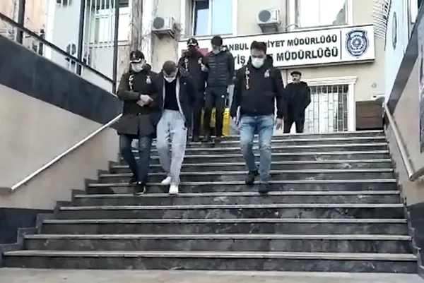 istanbulda-35-milyon-liralik-hirsizlik-moldova-ve-ukrayna-uyruklu-iki-kisi-yakalandi-1643782580377.jpg İstanbul'da 3,5 milyon liralık hırsızlık! Moldova ve Ukrayna uyruklu iki kişi yakalandı-3