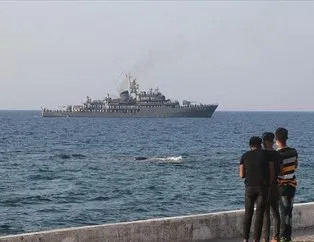 KKTC’de askeri gemiler halkı selamladı