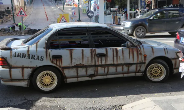 tokatta-boyasiz-ve-paslanmis-gibi-gorunen-modifiyeli-arac-ilgi-odagi-oluyor-1607607639977.jpg Tokat'ta boyasız ve paslanmış gibi görünen modifiyeli araç ilgi odağı oluyor-8