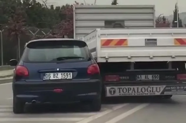 Kocaeli'nin Gebze ilçesinde kamyonetiyle husumetlisinin önünü keserek kurşun yağdırdı