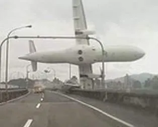 Yolcu uçağı köprüye çarpıp düştü!
