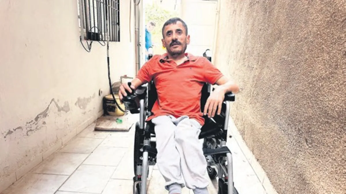 Polis memurundan akülü sandalye desteği