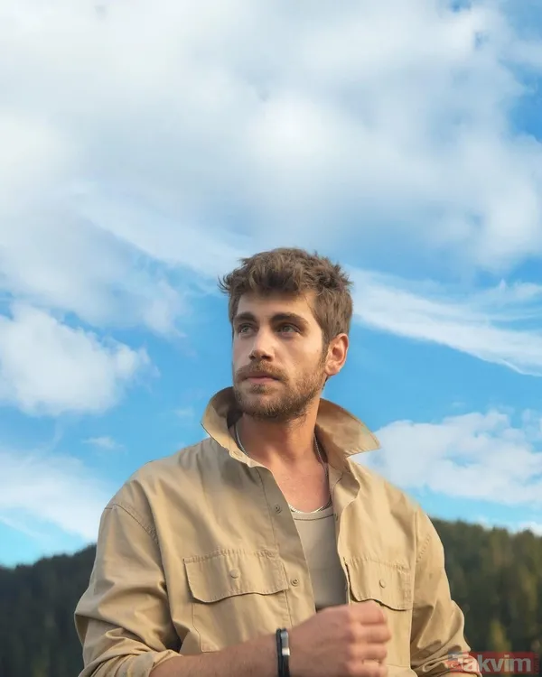 EMRE BEY Baba tarafında Yugoslavya göçmeni ve Arnavut olan oyuncu anne tarafından ise Bursalıdır