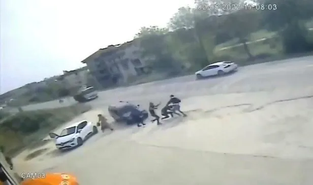Kocaeli'nin Kandıra ilçesinde bir tuhaf olay! Sakince araçlarını park edip yumruk yumruğa kavga ettiler-3