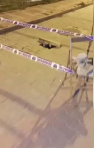 Büyükçekmece'de yol çöktü! 5 yaşındaki çocuk içine düştü