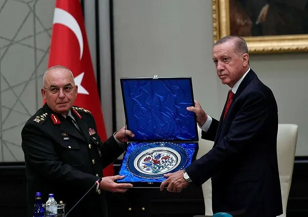 baskan-erdogan-liderliginde-mgk-toplantisi-sonrasi-sona-erdi-cok-net-terorle-mucadele-vurgusu-1691598168605.jpeg Başkan Erdoğan liderliğinde MGK toplantısı sonrası sona erdi! Çok net terörle mücadele vurgusu-5