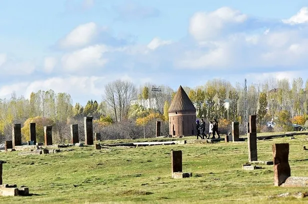 Başkan Erdoğan 'mutlaka gidin' demişti! Selçuklu Meydan Mezarlığı'na ziyaretçi akını-2