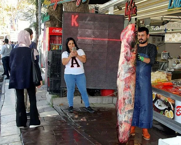 Gören bakakaldı! Sudan çıkarmak için nehre düştüler-1