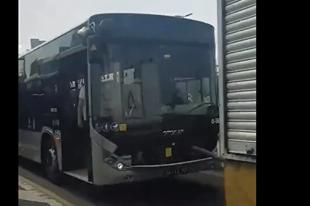Yeni metrobüs yine yolda kaldı! İstanbullu dakikalarca araç bekledi! İBB'ye isyan