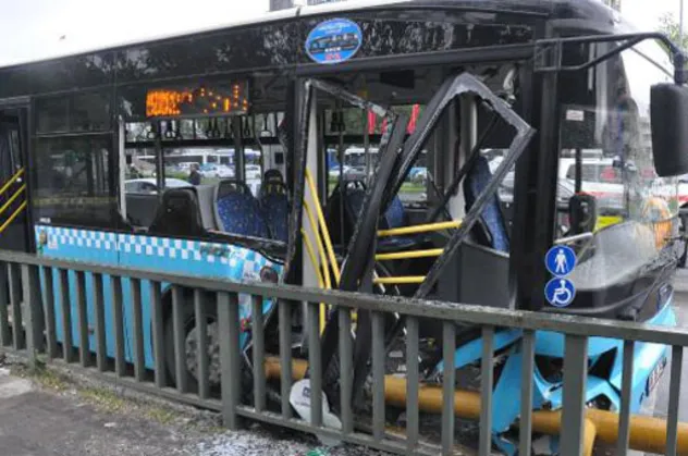 Ankara'da halk otobüsü kaza yaptı: 10 yaralı