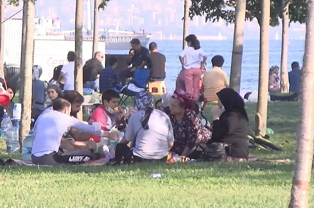 Güneşli havayı gören İstanbullu parklara akın etti