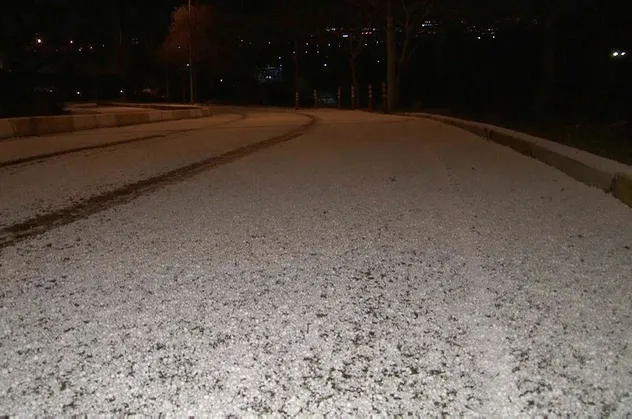 Beklenen kar geldi! İstanbul'da beyaz örtü...