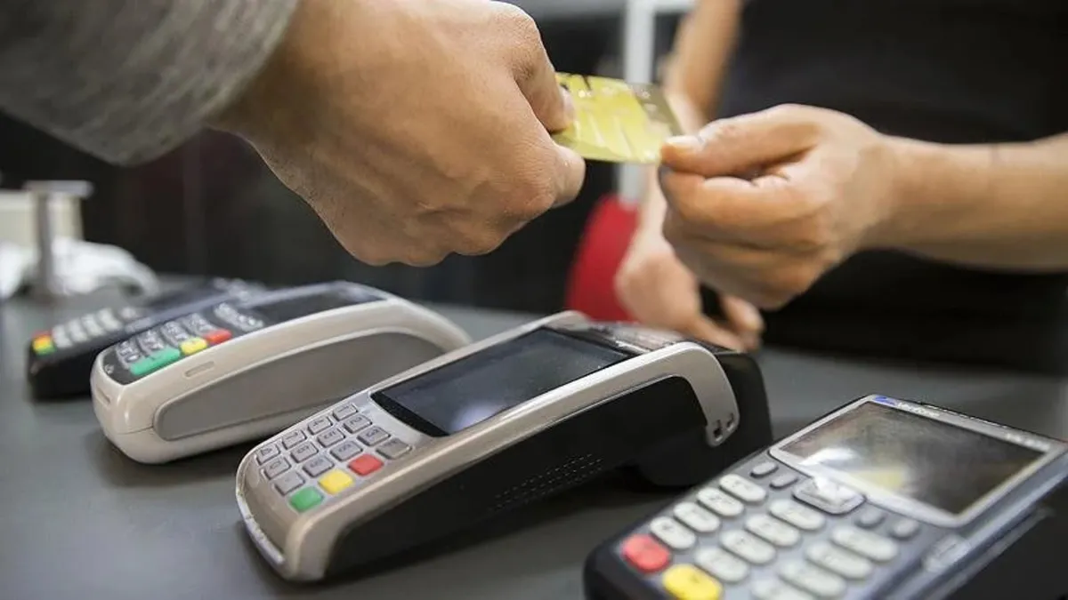 Bankalar 2025'te kredi kartı aidatlarını artırdı! İşte uzmanlardan banka müşterilerine öneriler