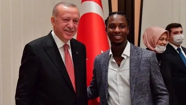futbolcu-eljero-elia-hollandada-baskan-erdogan-ile-fotograf-cektirdigim-icin-bana-kizanlar-var-1598721462605.jpeg Futbolcu Eljero Elia: Hollanda'da, Başkan Erdoğan ile fotoğraf çektirdiğim için bana kızanlar var!-2