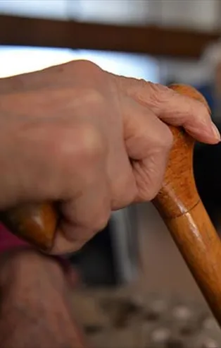 Herkesi ilgilendiriyor! Bunu yapmak Alzheimer sürecini hızlandırıyor!