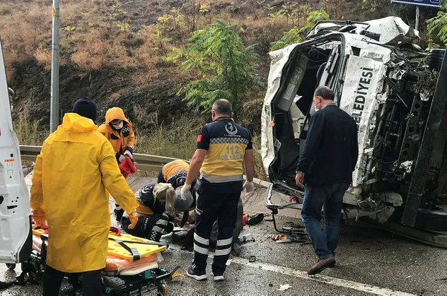 Bilecik'te çöp kamyonu devrildi: 3 yaralı