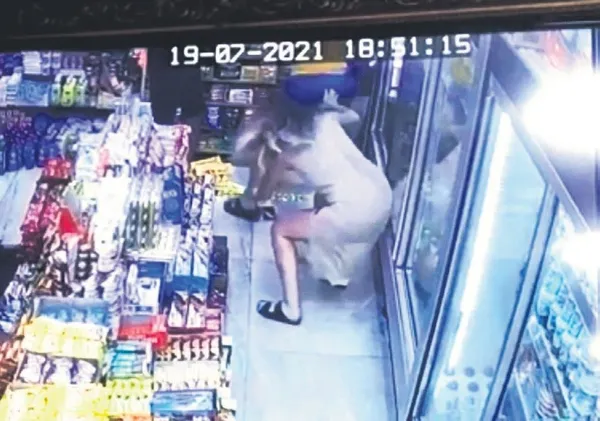 Sahibinin kurşunlanması üzerine panikleyen köpek herkesi duygulandırdı (Yaşam haberleri)-2