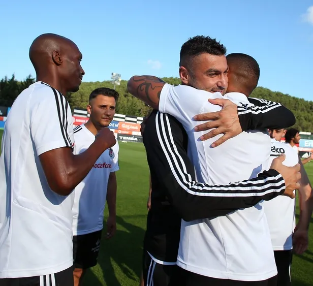 son-dakika-besiktasta-kevin-prince-boateng-takima-veda-etti-1595527650627.jpeg Son dakika: Beşiktaş'ta Kevin-Prince Boateng takıma veda etti-4