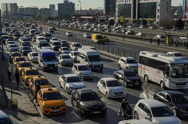 Toplu taşımalardaki yetersizlik İstanbul'da trafik yoğunluğunu arttırdı! Özel araçlara yöneldi