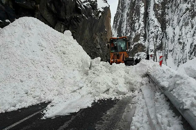 Hakkari Çukurca'da yola çığ düştü