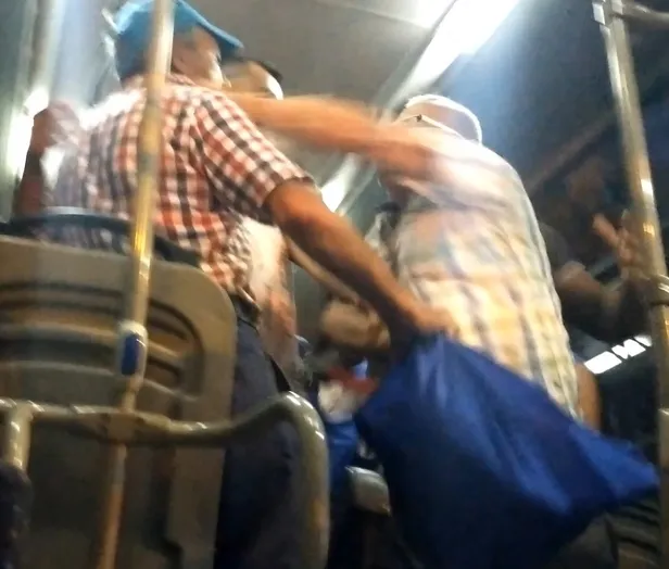 Minibüste yumruklar konuştu: Edirne'de yaşlıların maske kavgası kamerada-1