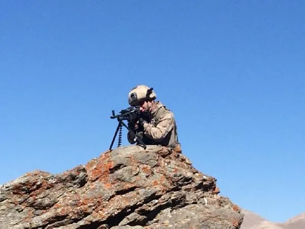 Kahraman Türk askeri teröristlerin ensesinde! Yıldırım-10 Norduz Operasyonu'nda PKK sığınakları bulundu!-2