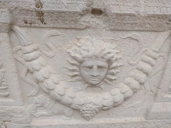 tam-tamina-1700-yillik-beddua-bile-hirsizligi-engelleyemedi-1617002467160.jpg Tam tamına 1700 yıllık beddua bile hırsızlığı engelleyemedi-11