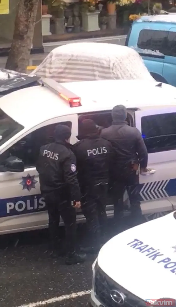 O Anlar Kamerada Polis Ekiplerinin 'Dur' İhtarına Uymayarak Kaçmaya Çalışan Sürücünün Yakalandığı O Anlar İse Cep Telefonu Kamerasına Yansıdı. Görüntülerde...