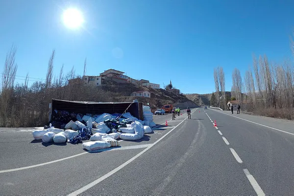 malatyada-freni-patlayan-kamyon-devrildi-6-yarali-1612624611765.jpg Malatya'da freni patlayan kamyon devrildi: 6 yaralı-2