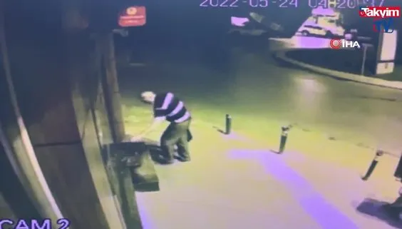 Tadına baktığı çileği beğenince kasasıyla birlikte çaldı: O anlar kamerada