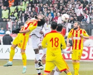 Malatya’dan 3 gol yiyen Elazığ ağır yaralı
