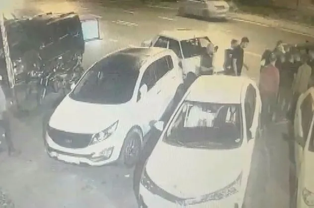 Son dakika: Küçükçekmece'de silahlı kavga saniye saniye güvenlik kamerasında: 1 ölü