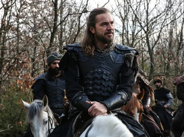 ertugrul-bey-heyecani-bitmiyor-kafalar-iyice-karisti-engin-altan-duzyatan-yerine-o-isim-1593013573622.jpg Ertuğrul Bey heyecanı bitmiyor: Kafalar iyice karıştı! Engin Altan Düzyatan yerine o isim...-4