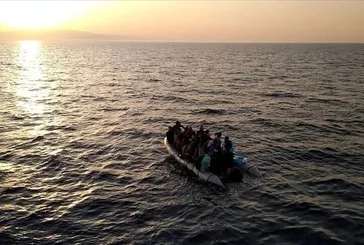 Çanakkale’de göçmen kaçakçıları botla yakalandı