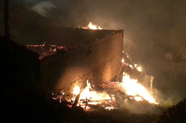 Uşak'ta feci yangın! 2 ev ile 1 ahır yandı